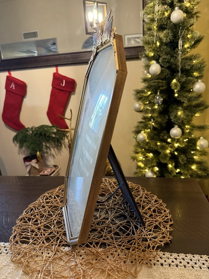 Antiguo marco de fotos de vidrio convexo ovalado y latón águila bandera americana Foto 2 de 4