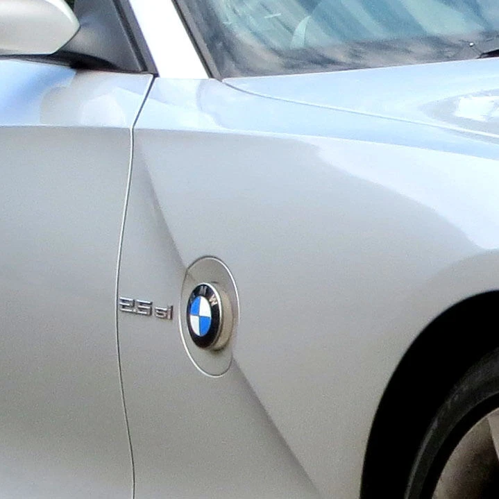 Insignia emblema original BMW 82 mm, OEM E85 E86 Z4, F07 F10 F11, E63 E64, F06 F12 F13 Foto 2 de 4