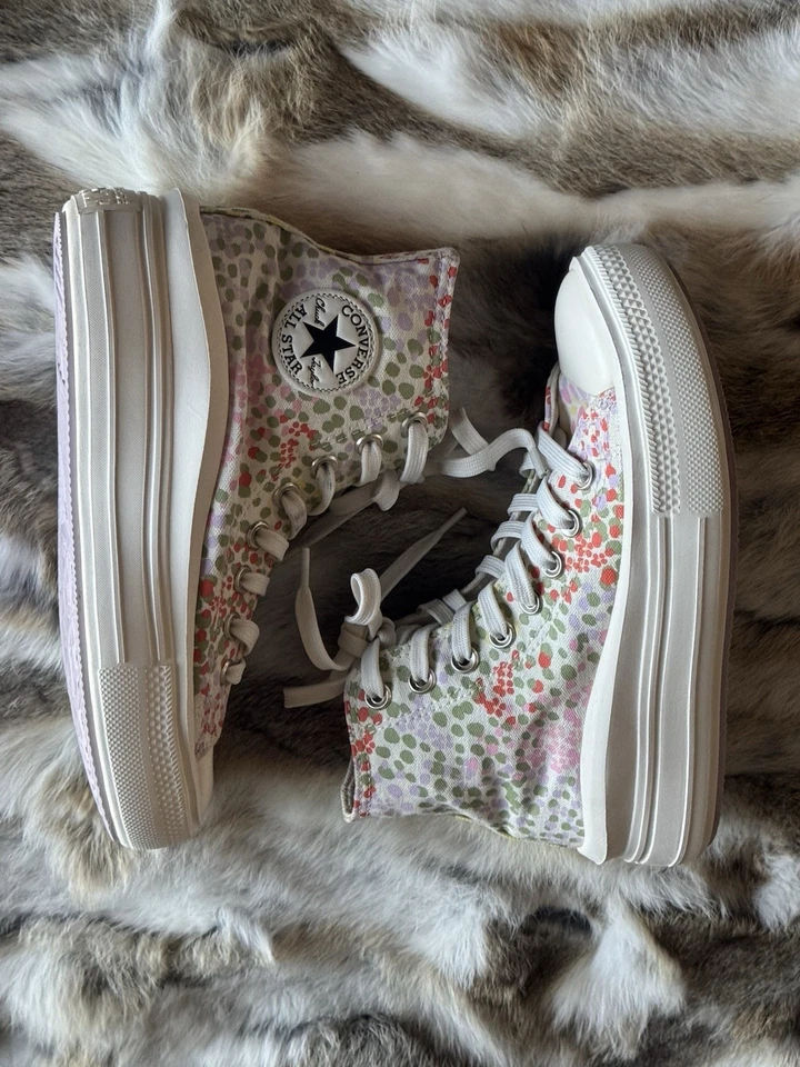 匡威高帮女式美国 6 Chuck Taylor All Star 平台波尔卡圆点帆布 — 第 2/4 张图片