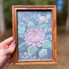 "Impresión artística floral 3D vintage marco de madera rosa crisantemo y campanas azules 7,75"" H"