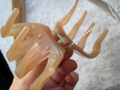 Scunci Basic Truth Beige Blonde Medium Spider Octopus Plastic Jaw Claw Clip 2.5''