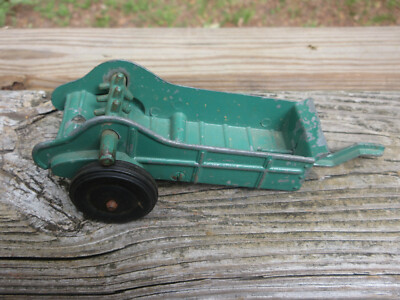 Hubley Kiddie Toy 50 Green metal Manure Spreader  6 3/8''