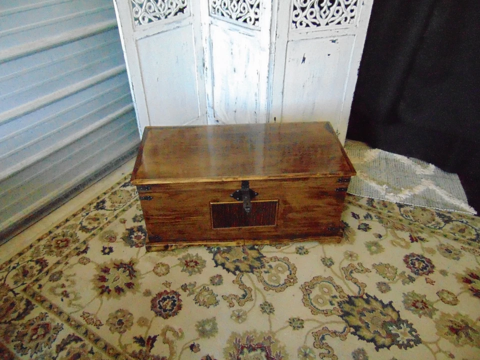 Baúl de almacenamiento vintage con detalles de hierro ha sido completamente restaurado. Foto 2 de 4