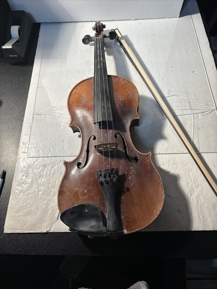 Old Violin Nicolaus Amatus Cremonen Fil ac Antonij Nepos Facit