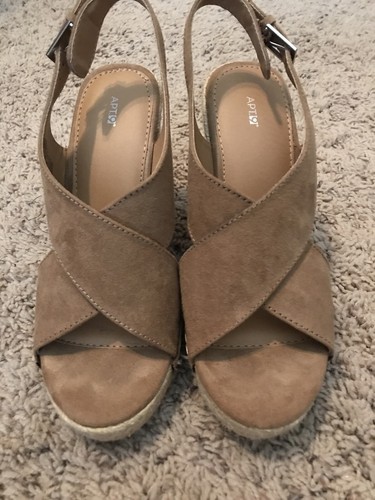 tan wedges size 9