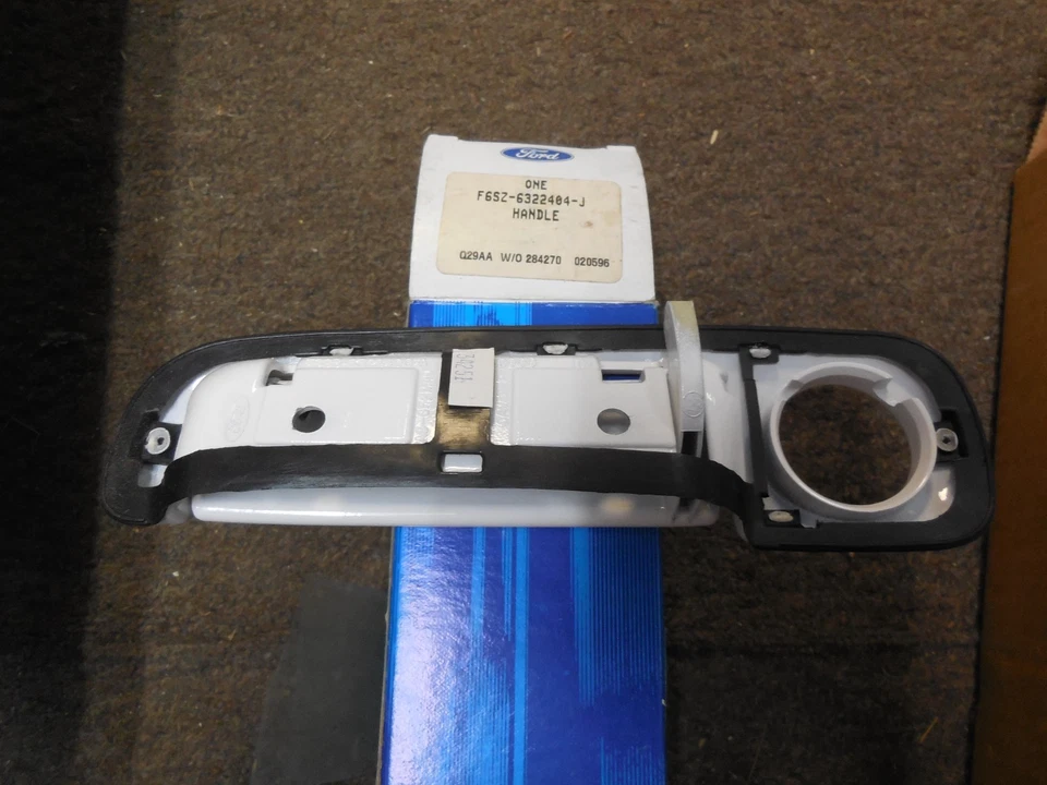 Manija de puerta exterior Ford Thunderbird 1996 1997 nuevo en stock con orificio para llave F6SZ-6322404-J RH Foto 3 de 3