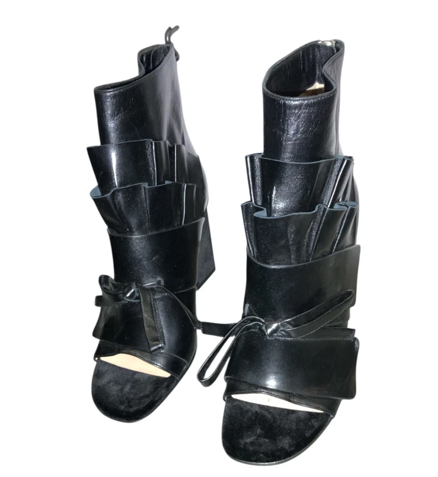 Botines Emilio Pucci de cuero negro con volantes y tacón de terciopelo talla 38,5 Foto 2 de 4