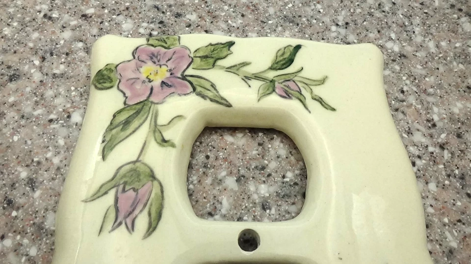 Cubierta de placa de toma eléctrica vintage hecha a mano, pintada a mano, flores rosas Foto 2 de 4