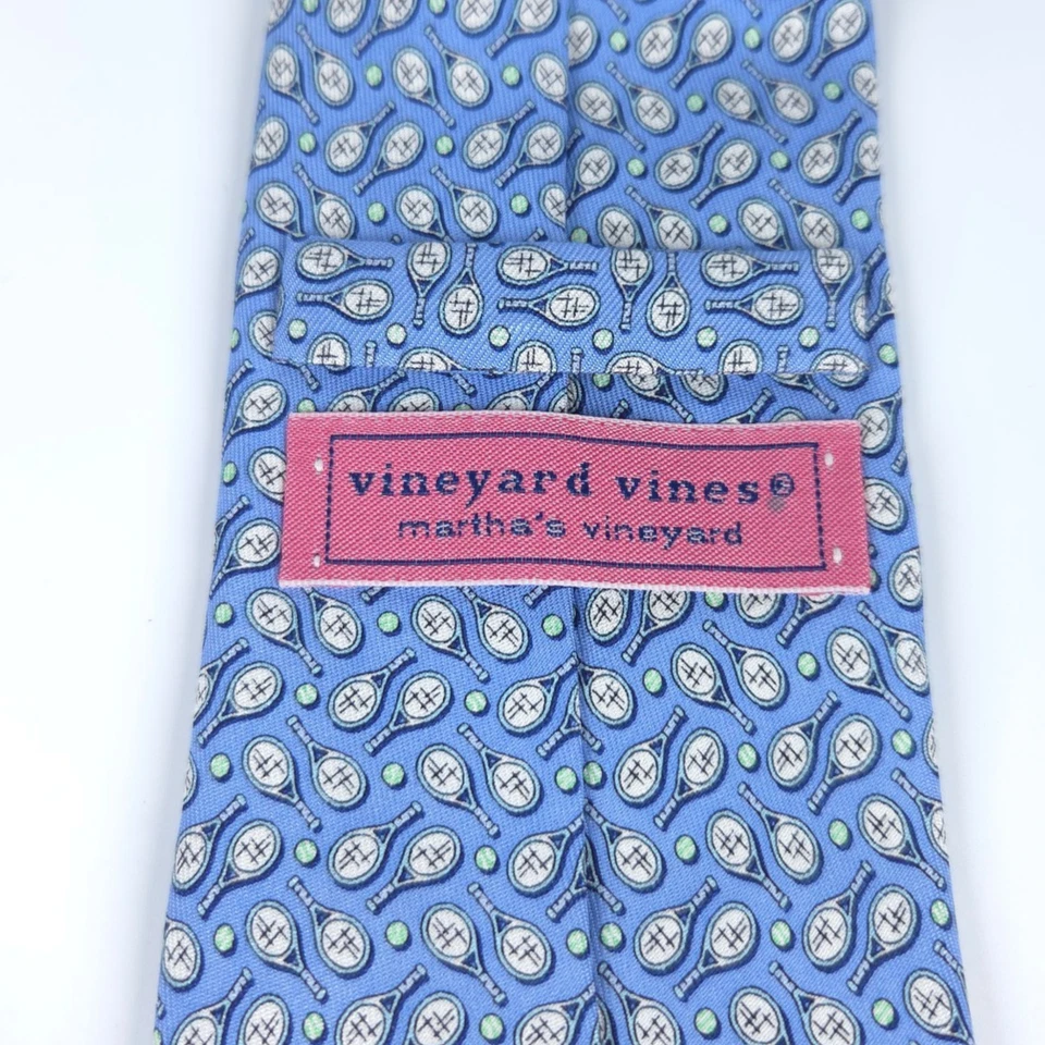Corbata de tenis y pelotas Vineyard Vines para hombre 3x60 azul estampado 100 % seda Foto 3 de 4