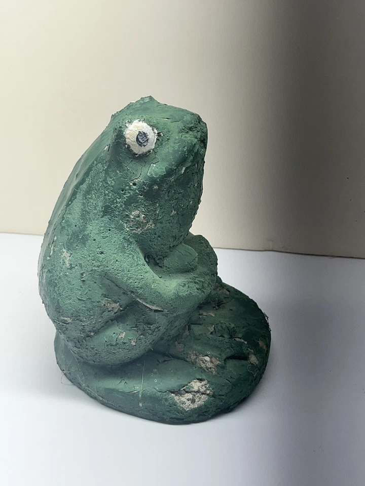 Antigua estatua vintage de rana de cemento Foto 2 de 4