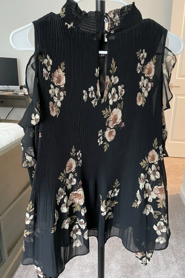 ASTR Women Blouse Size L Black Floral Cold Shoulder - Image 4 of 4