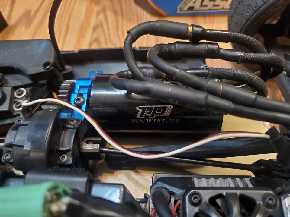LOT 1:8 6S 4WD Team Associated RC8B3E B3.1E RC Car Buggy RTR Charger Extras B3E - Image 4 of 4