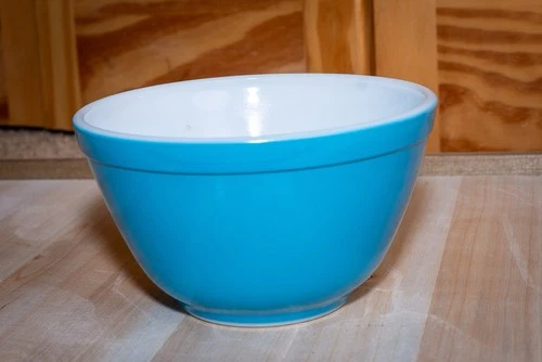Blue Pyrex Bowl 5.5 inch W, 3.5 inch H. Nice, crisp hue, good condition!