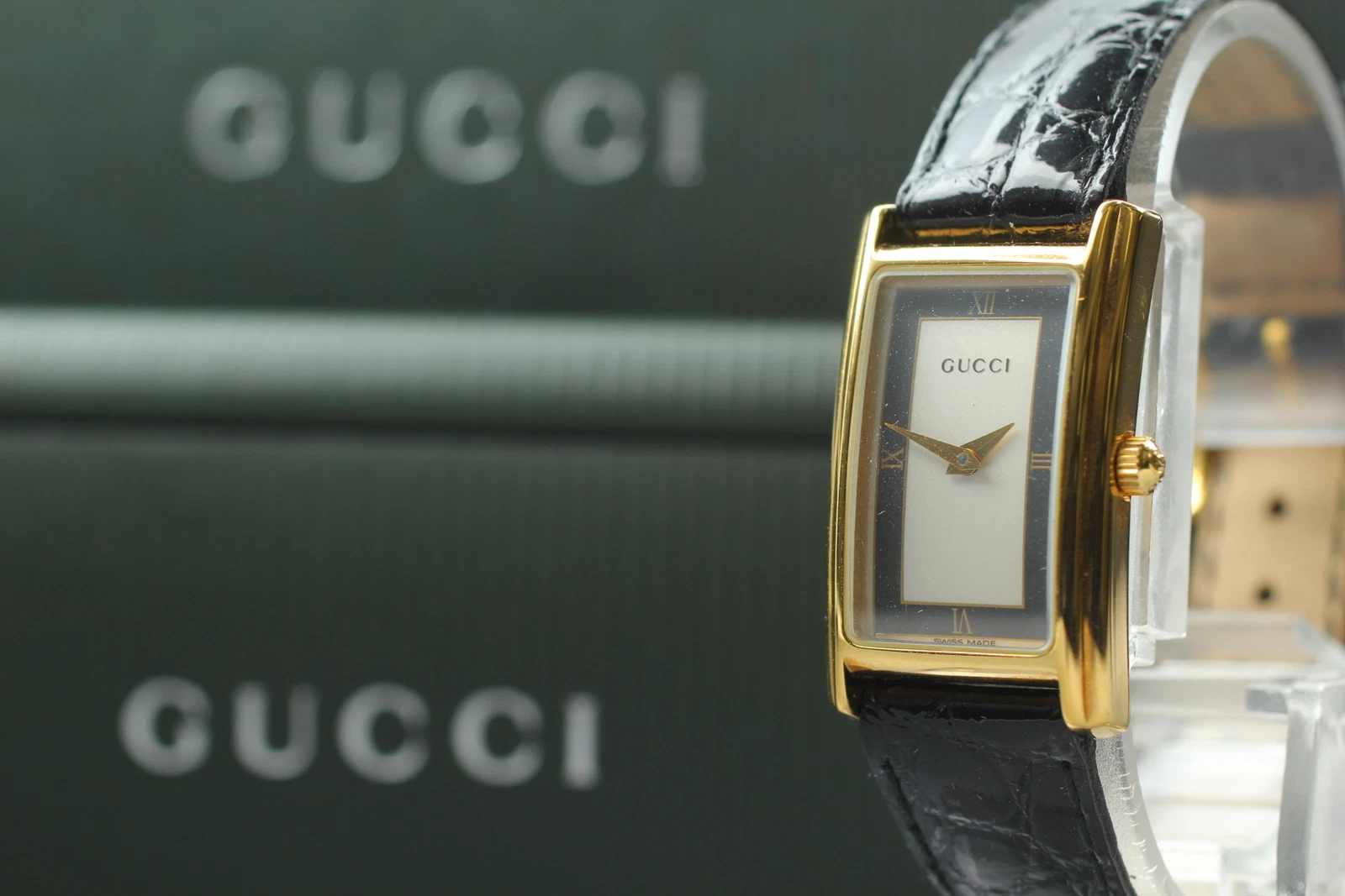 [Presque comme neuve dans sa boîte papier] Montre femme GUCCI 2600L 19mm cadran blanc noir quartz