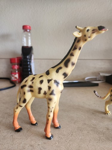 Giraffe Vintage Schleich plastic Figure Made In China  - Picture 1 of 3