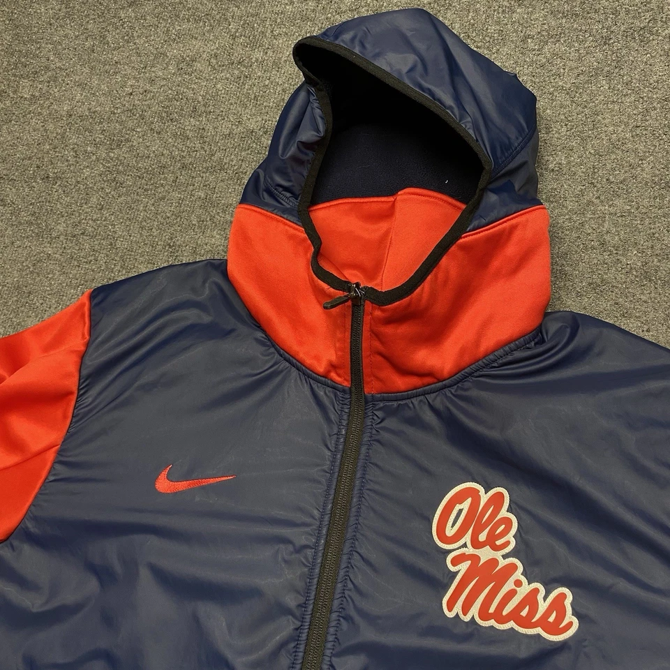 Chaqueta con Capucha Ole Miss Rebels Nike Dri-Fit Cremallera Completa Azul Rojo Para Hombre Talla 2XL USADA EN EXCELENTE ESTADO Foto 2 de 4