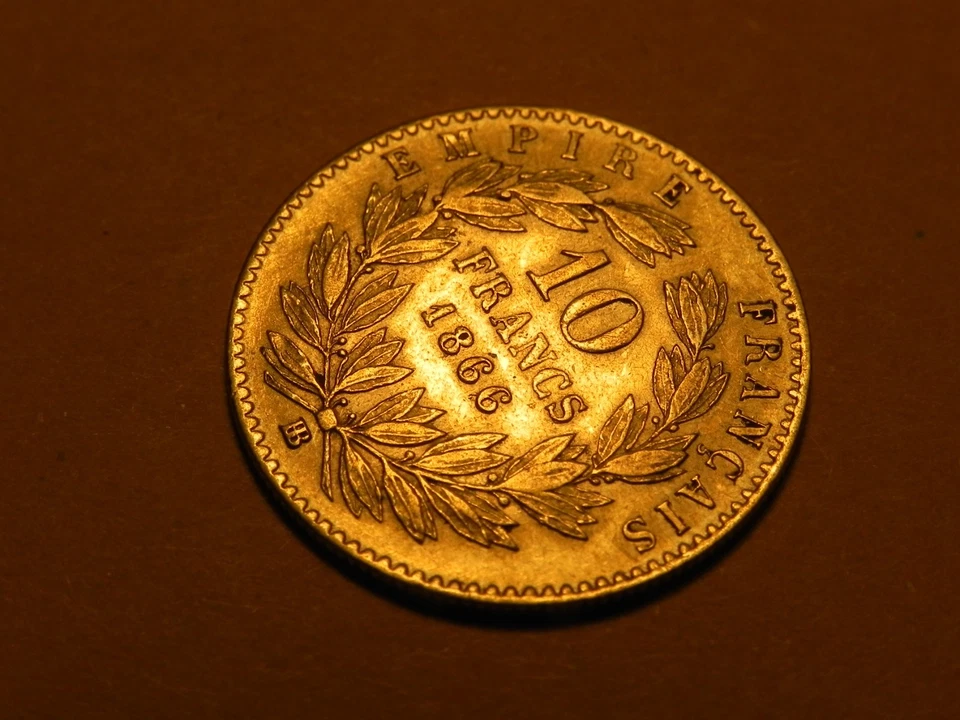 França Napoleão III 10 francos ouro tête laurée 1866 BB Estrasburgo - Imagem 3 de 4