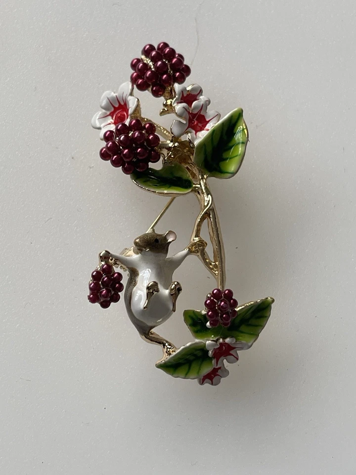 Lindo broche de bayas de ratón esmaltado tono dorado animal de bosque bayas rojas y flores Foto 2 de 4