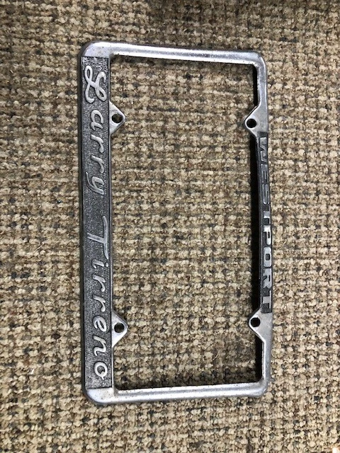 Marco de matrícula de metal de aluminio para distribuidor LARRY TIRRENO Westport Connecticut Foto 2 de 4