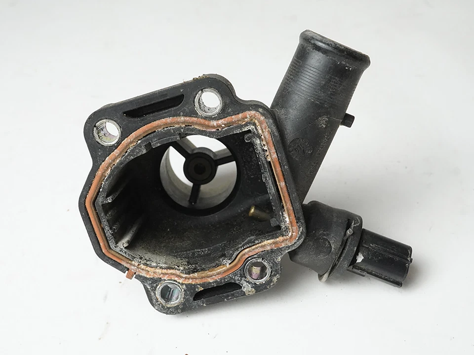 2008 - 2012 Land Rover Lr2 3.2L Engine Thermostat Water Coolant Temperature Foto 2 de 4