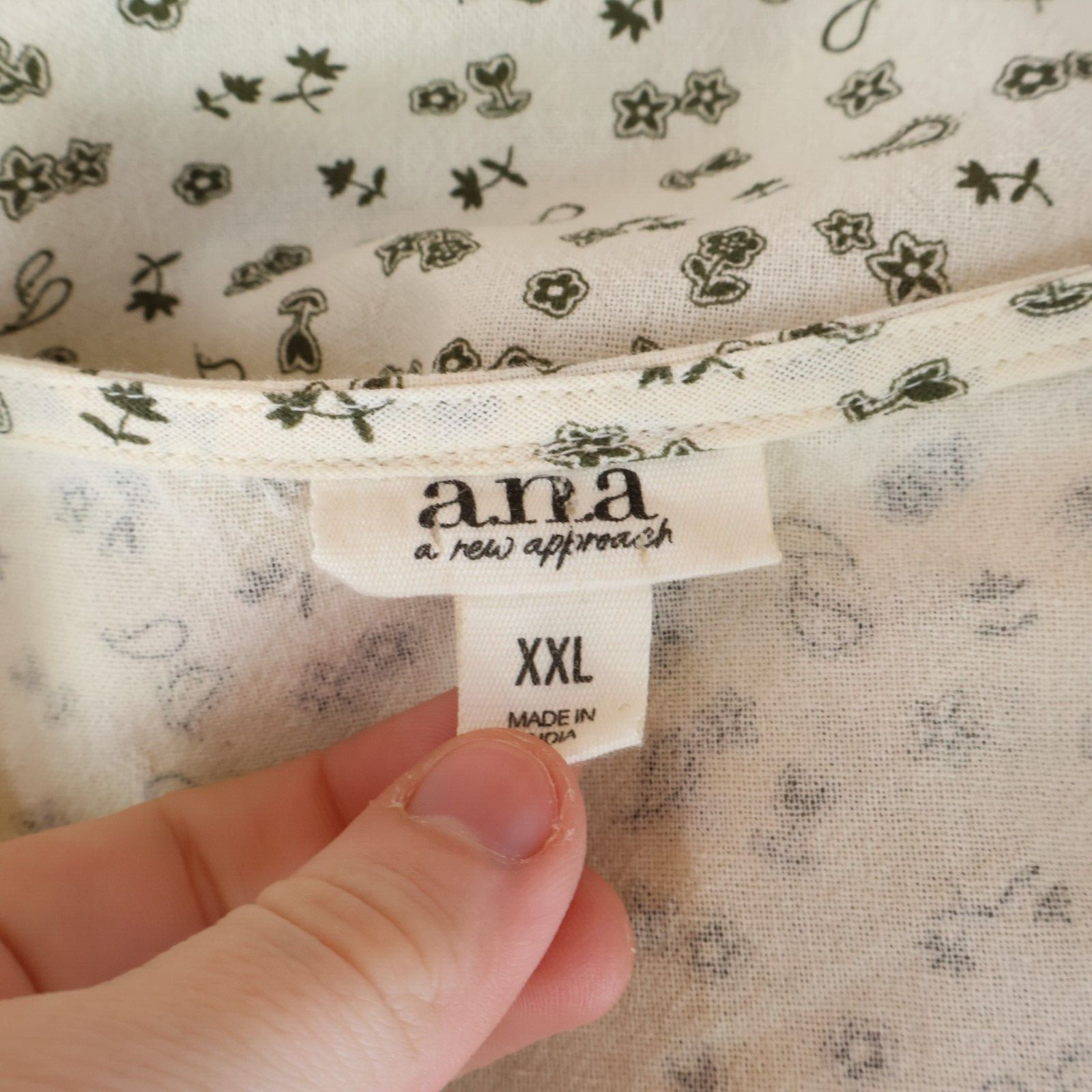 a.n.a. A New Approach Cropped Blouse Shirt Womens Size XXL Ivory Paisley V-Neck