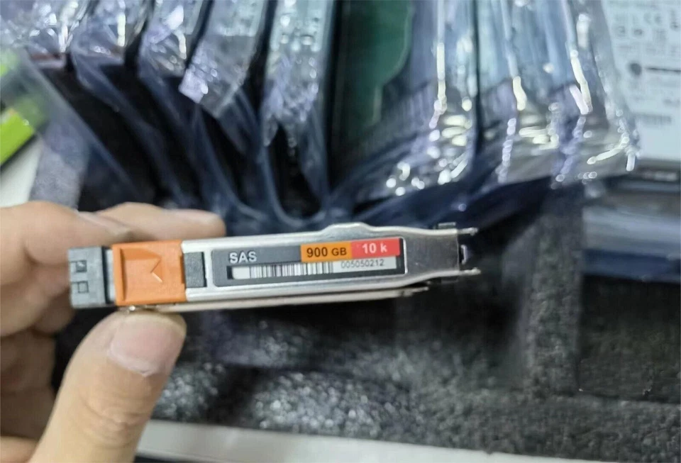 EMC V3-2S10-900 900GB 005050701 005050212 10K RPM SAS 2.5" Enterprise Hard Disk - Image 3 of 3