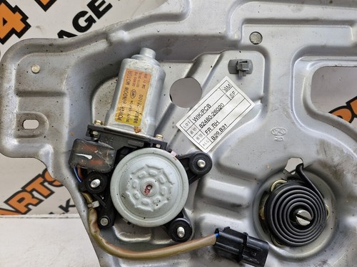 2005 HYUNDAI SANTA FE MK1 RIGHT FRONT WINDOW REGULATOR MOTOR 82480-26020 - Picture 2 of 4