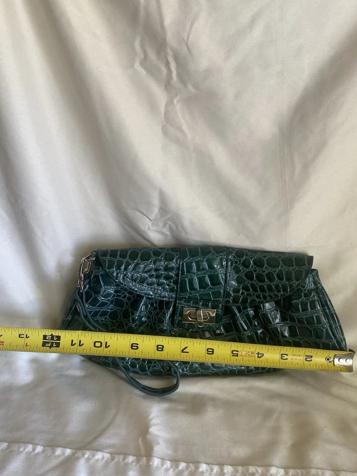 Bolso sin asas para mujer NY & Co muñeca verde esmeralda cocodrilo plateado bloqueo giratorio  Foto 4 de 4