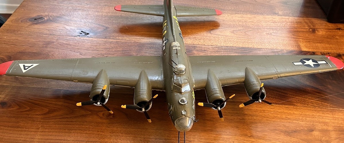 BUILT B-17 FLYING FORTRESS REVELL, 1:48 SCALE 26” Wing Span