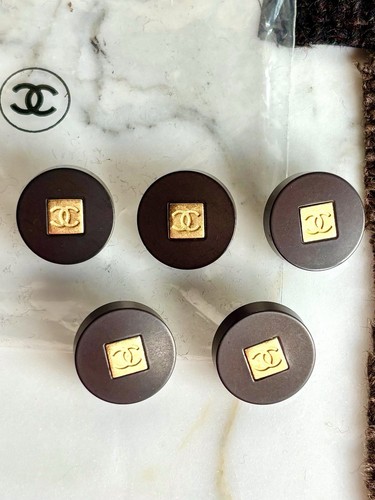 CHANEL 1990s VINTAGE CC GOLD BROWN 5 BUTTONS JACKET FABRIC SWATCH BRAND TAG NEW - Picture 5 of 7