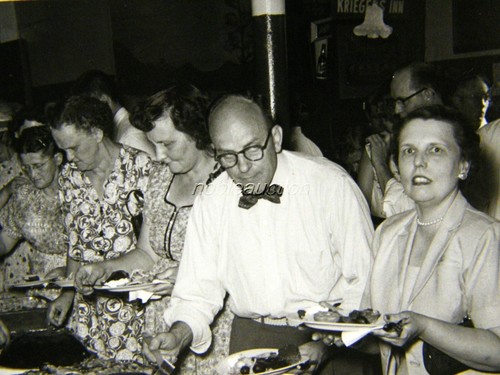 1940s Krieger's Inn Chicago Man with Loads of Women in Buffet Line Photo B&W - Picture 2 of 2