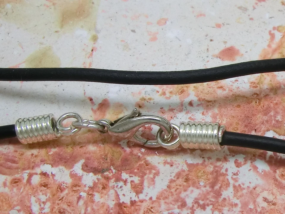 Cannabis Hoja Metal Colgante Collar Correa Caucho Hoja de Cáñamo Jamaica - Imagen 2 de 2