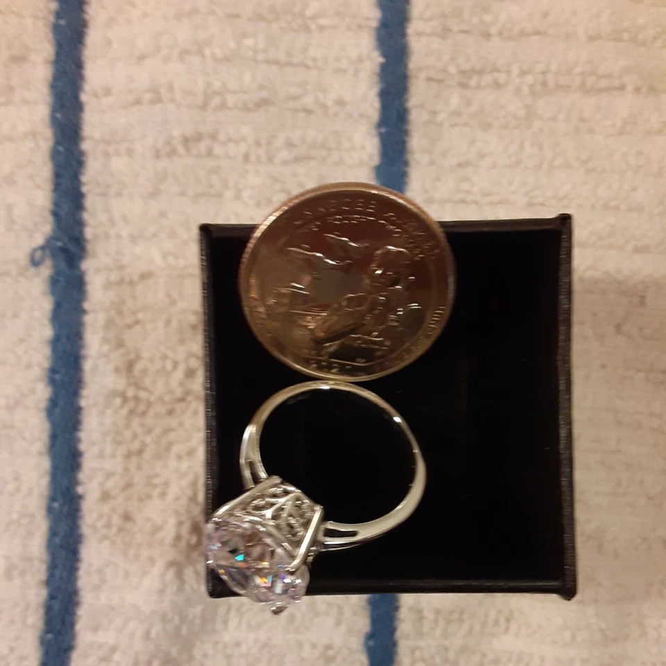 Anillo de ley tamaño 8 hecho con circonitas blancas redondas de 12 mm de Swarovski (227) Foto 2 de 4