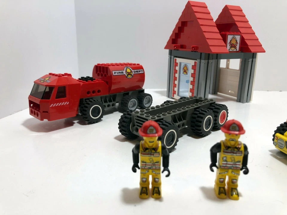 LOTE DE PIEZAS LEGO 4 Juniors: Camión cisterna 4654 + Escuadrón de bomberos 4657 Ver descripción. Foto 2 de 4
