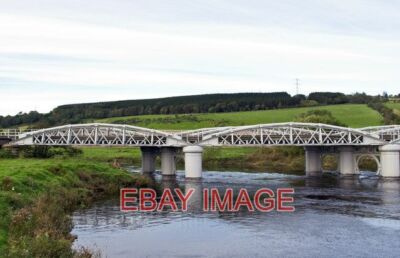 FOTO EISENBAHNVIADUKT ÜBER DEM FLUSS VERDIENEN SIE DAS VIADUKT ÜBER DEM FLUSS VERDIENEN IN DER NÄHE