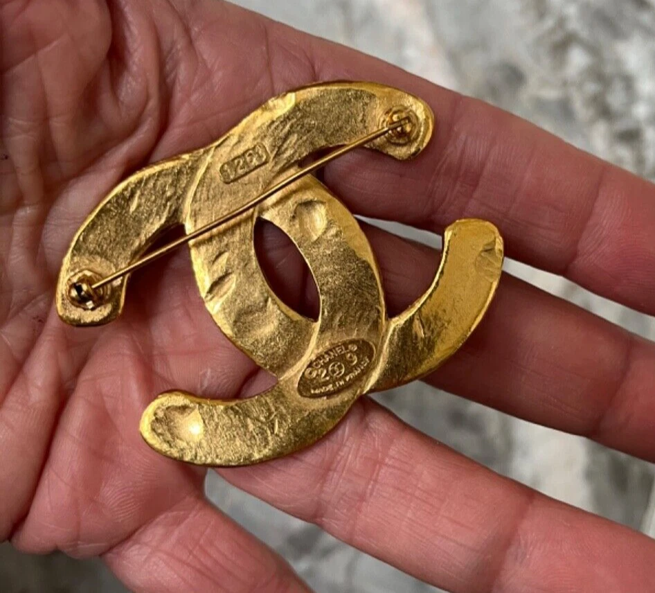 Pin CC chapado en oro auténtico Chanel 2009 hecho en Francia Foto 3 de 4