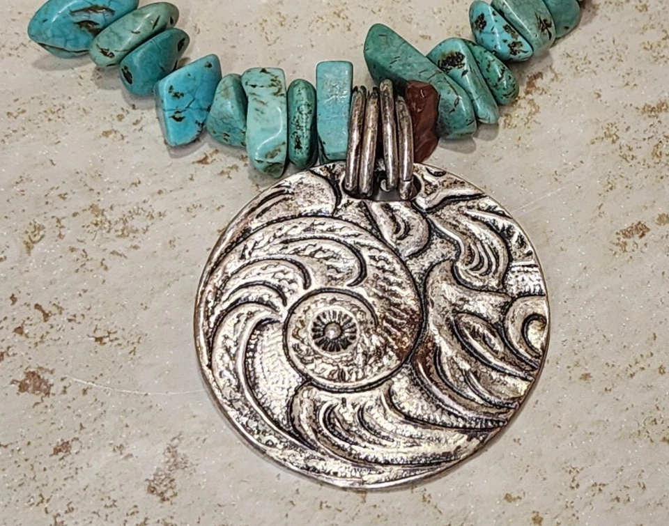 COLLAR TURQUESA VERDE GRUESO DE AGUA FRÍA CON COLGANTE GRANDE DE PLATA Foto 4 de 4