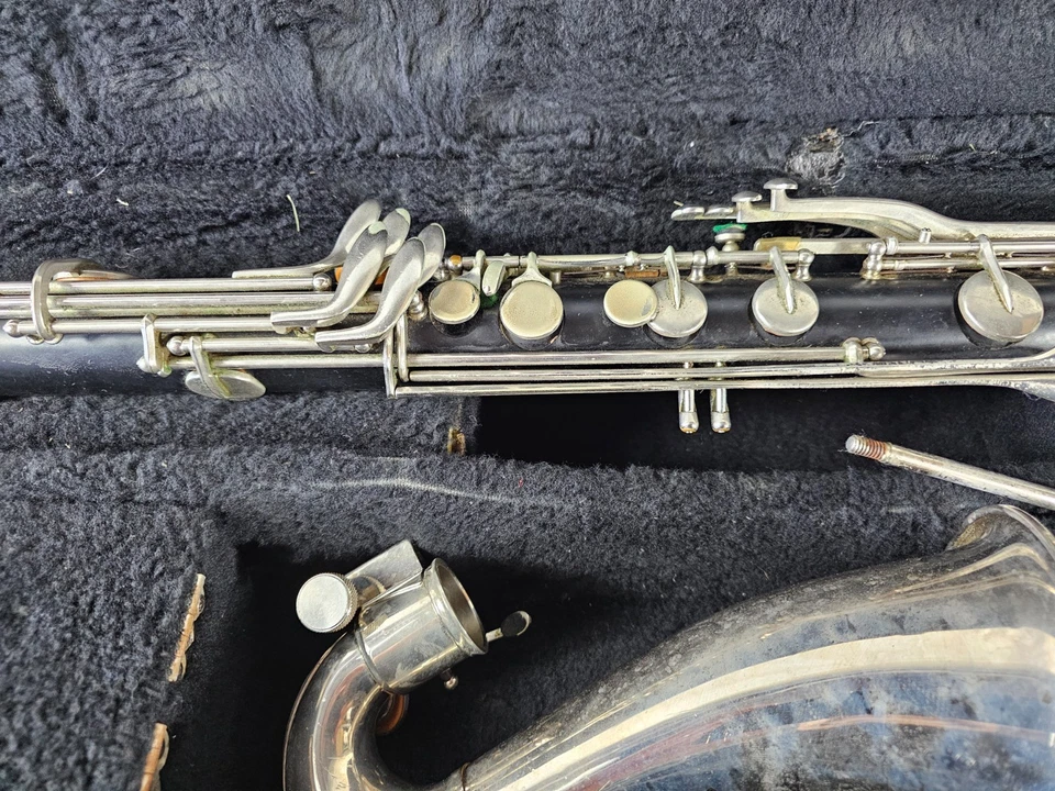 CLARINETE BAJO CON ESTUCHE Foto 3 de 4