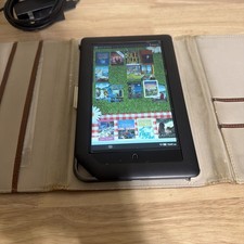 Barnes Noble BNRV200 NOOK has books installed, carrying case charger