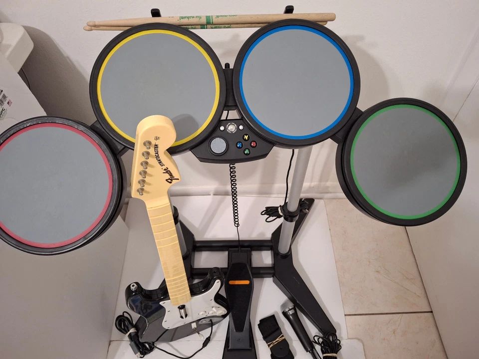 Xbox 360 Rock Band 1, 2, 3, Micrófono, Batería, Guitarra, Paquete de 5 Juegos, PROBADO Foto 2 de 4