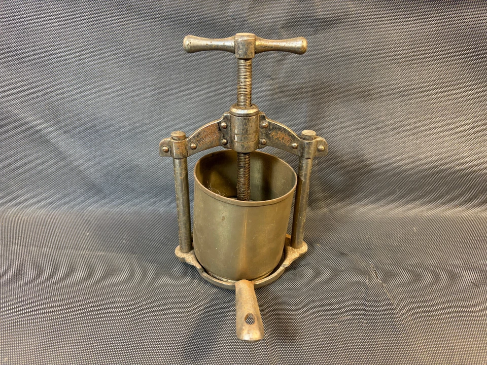 Ancien petit presse fruit ou viande de table en métal breveté SGDG début 20ème - Photo 3/4