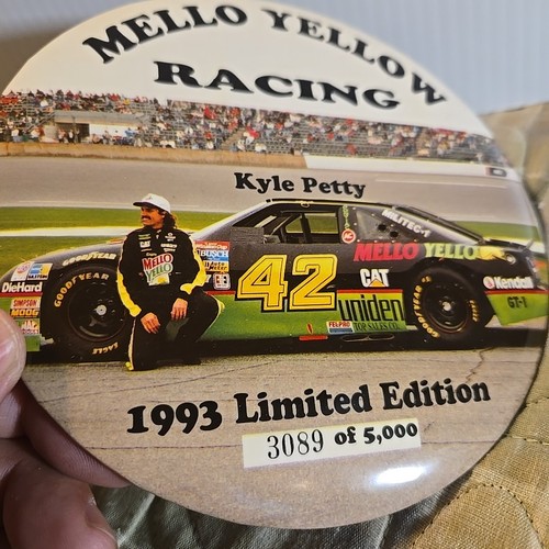 6" #42 KYLE PETTY MELLO YELLOW RACE BUTTON 1993 LE #3089/5,000 (NOT PERFECT) - Picture 7 of 17