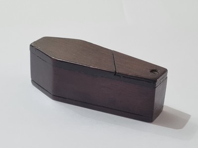 Antike viktorianische geschnitzte Holz Sarg geformte Schnupftabakdose - Puzzle Mechanismus Deckel