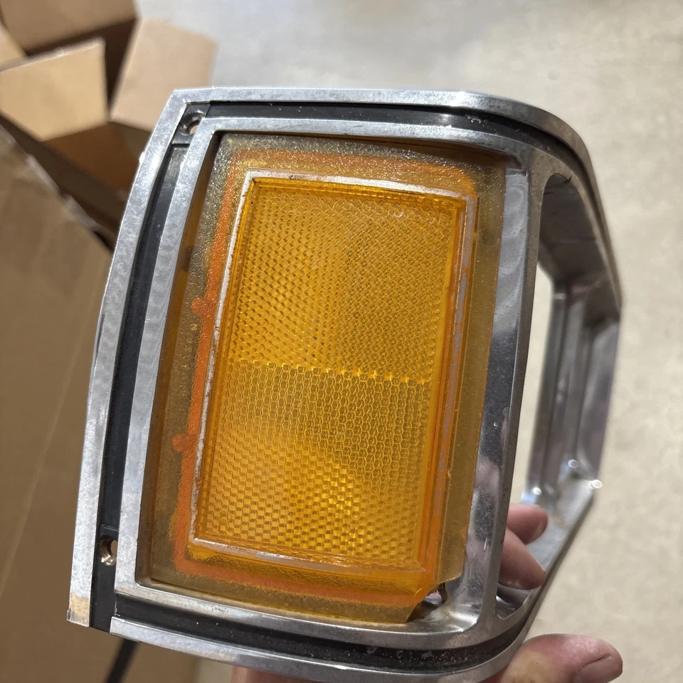 Olds 88 1976 Custom Cruiser Head Light Bisel diestro Borde Ochenta y ocho OEM 551760 76 Foto 2 de 4