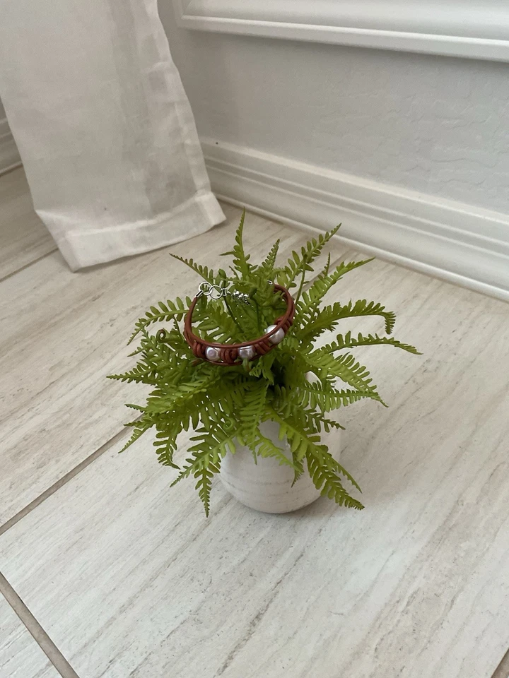 Pulsera artesanal de perlas de lavanda con triple hilo marrón chocolate 7 3/4 pulgadas Foto 4 de 4