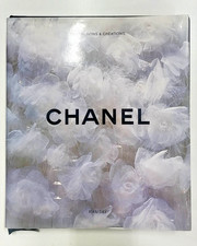 CHANEL  Camelia, tubino nero,tailleur , Chanel n.5, gioielli. Gli iconici Chanel