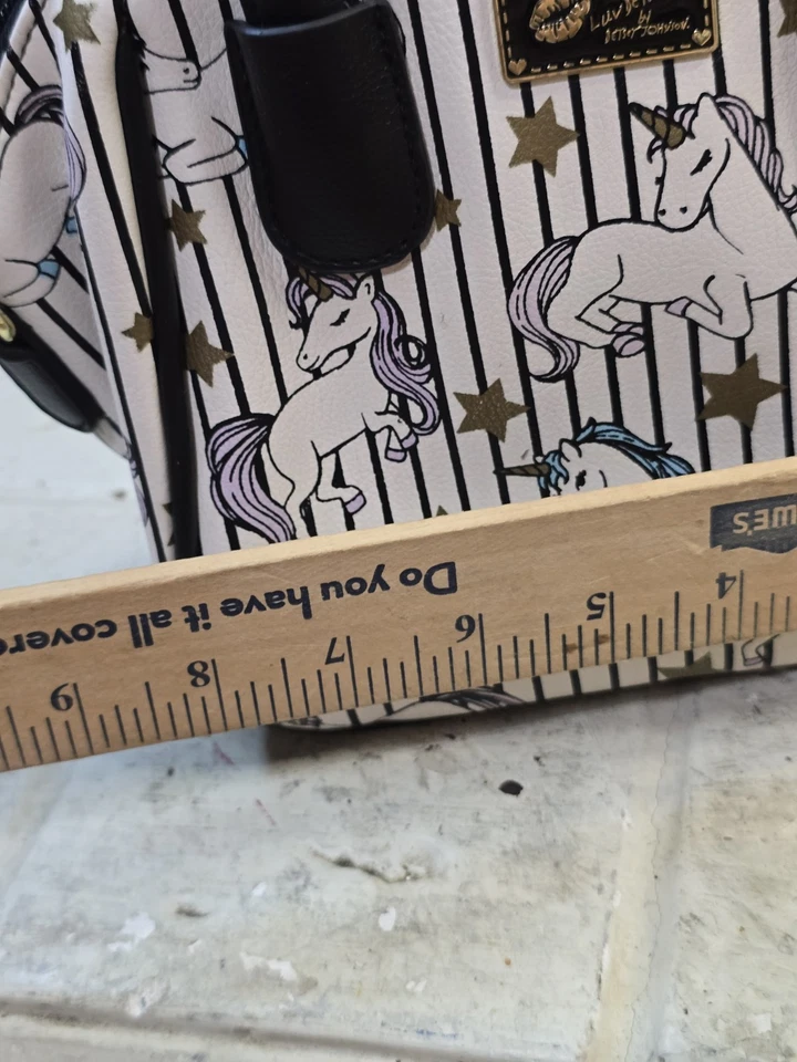 Bolso Bandolera Luv Betsey Johnson Quinn Rayas Mágico Unicornio Cartera Uso Foto 4 de 4