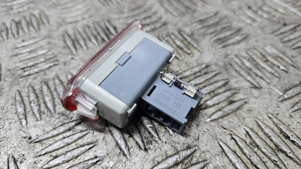 Luz de cortesía puerta Volkswagen Golf MK4 SE 1997-2004 (n/s pasajero delantero)  Foto 3 de 4