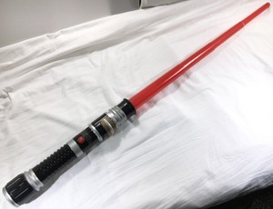 2009-STAR-WARS-The-Clone-Wars-Electronic-Sith-Dual-Action-LIGHTSABER-Red-Hasbro