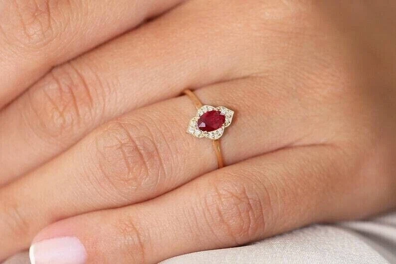 Anillo de compromiso con halo de rubí rojo simulado corte ovalado de 2,00 quilates enchapado en oro amarillo de 14 k Foto 2 de 3